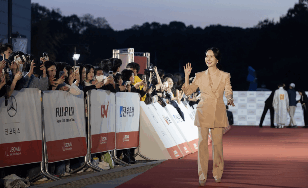 Arrivée de Lee Jung-Hyun sur le Tapis Rouge, lors de la cérémonie d'ouverture du Festival International du Film de Jeonju, Libre de droits, Festival International du Film de Jeonju 2025