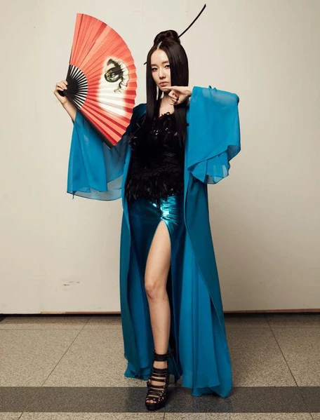 Lee Jung-Hyun et son concept traditionnel coréen pour sa chanson à l'immense succès "Wa" (와) en 2000. HS Media