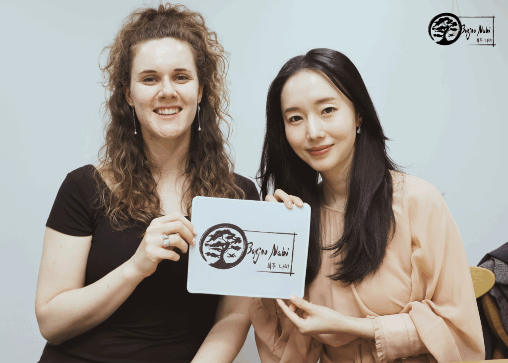 Lee Jung-Hyun et Marion Pichardie, fondatrice de Bokjoo Nabi, lors d'une rencontre au Festival International du Film de Jeonju, Photo par Bokjoo Nabi, Tous droits reservés