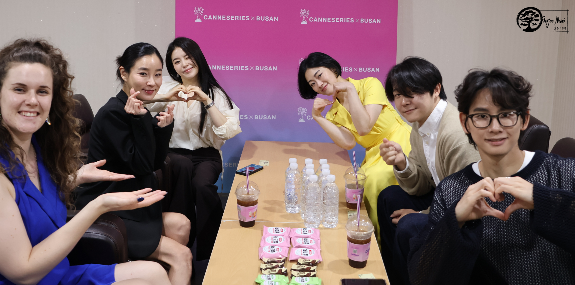 분장실에서 마리옹 피샤르디와 선녀단식원 팀. 사진: 마리옹 피샤르디