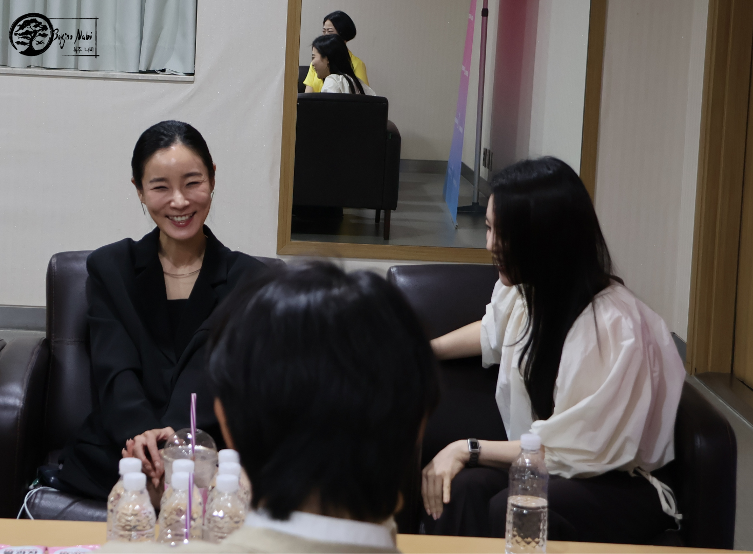 옹분장실에서 진행된 미팅에 참석한 배우 이가경과 조해정. 사진: 마리옹 피샤르디