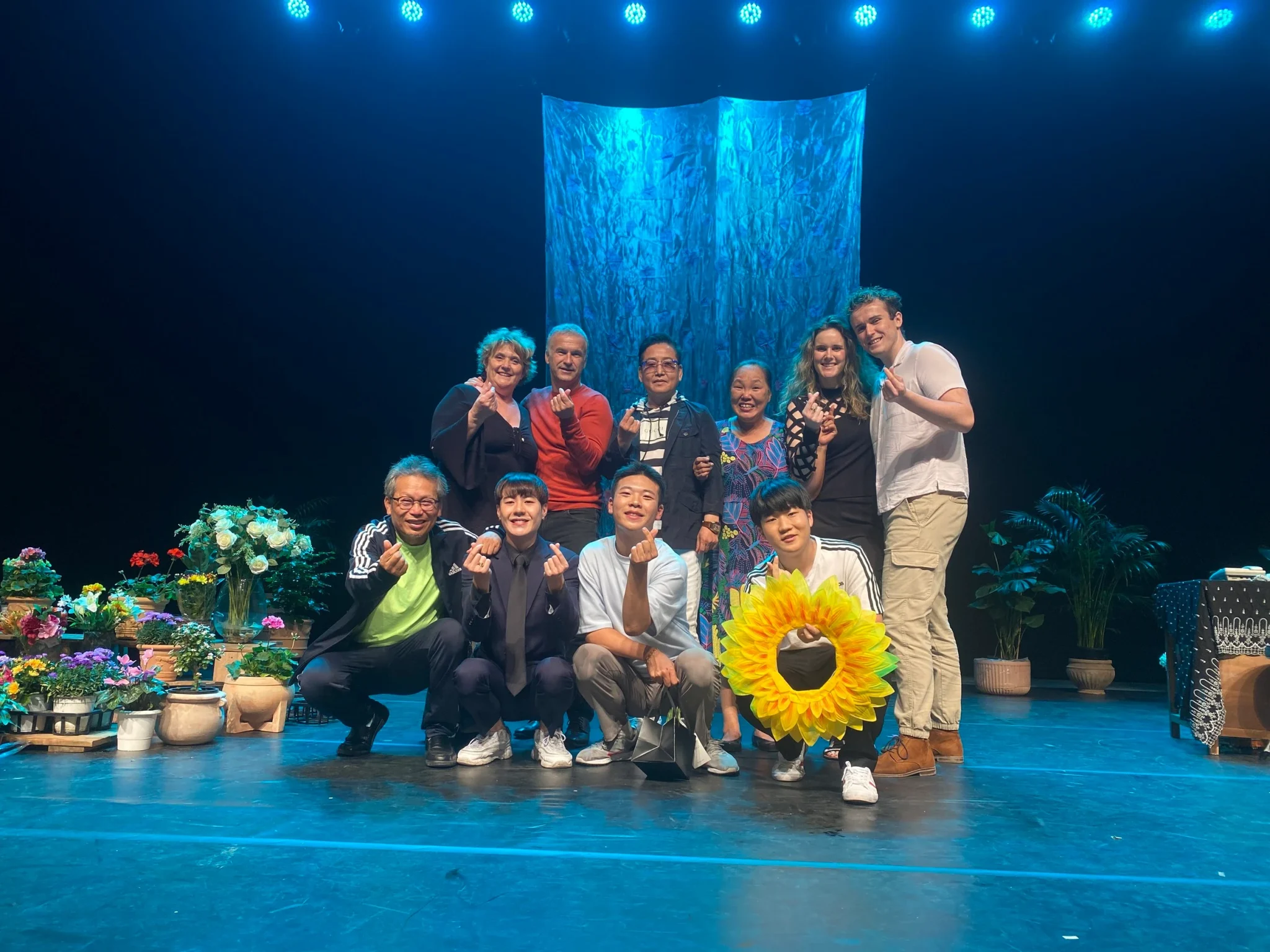 "Etes-vous heureux Mr Jang-Woo?" La comédie musicale de l'acteur Lee Sang-Hee, et ma première apparition sur scène en tant que chanteuse en Corée du Sud. Photo avec l'ensemble de l'équipe et ma famille. Par Marion Pichardie