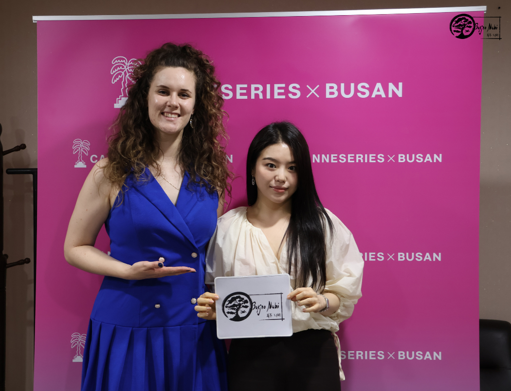 옹마리옹 피샤르디와 조해정: 드라마 역도요정 김복주에서 직접 영감을 받아 회사 이름을 지은 복주나비의 대표와 역도요정 김복주 배우의 특별한 순간을 만나보세요. 사진: 마리옹 피샤르디