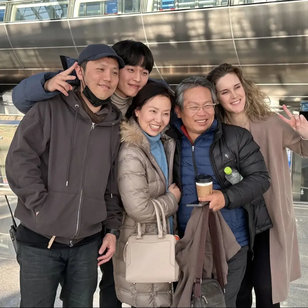 Le réalisateur Jang Kun-Jae, avec ses acteurs Kim Woo-Kyum, Oh Min-Ae, Lee Sang-Hee et moi-même, sur le tournage à l'aéroport d'Incheon. Because I Hate Korea, Mocushura. Photo par Marion Pichardie
