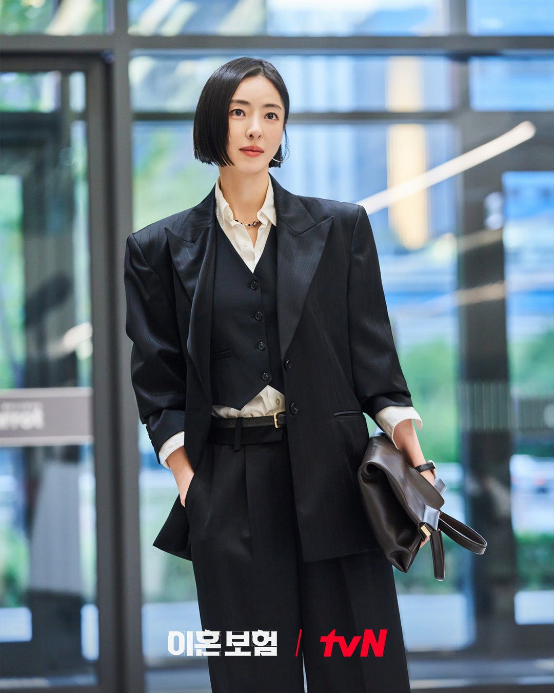 Lee Da-Hee, interprétant le rôle de la professeure des écoles dans S Line, ici représentée dans The Divorce Insurance. tvN.