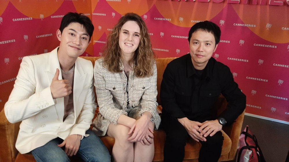 L'acteur Kwak Dong-Yeon, le réalisateur Jang Kun-Jae et moi-même lors de notre toute première rencontre à Canneseries en 2022, à l'occasion de leur drama Monstrous. Avant mon installation en Corée. Photo par Marion Pichardie