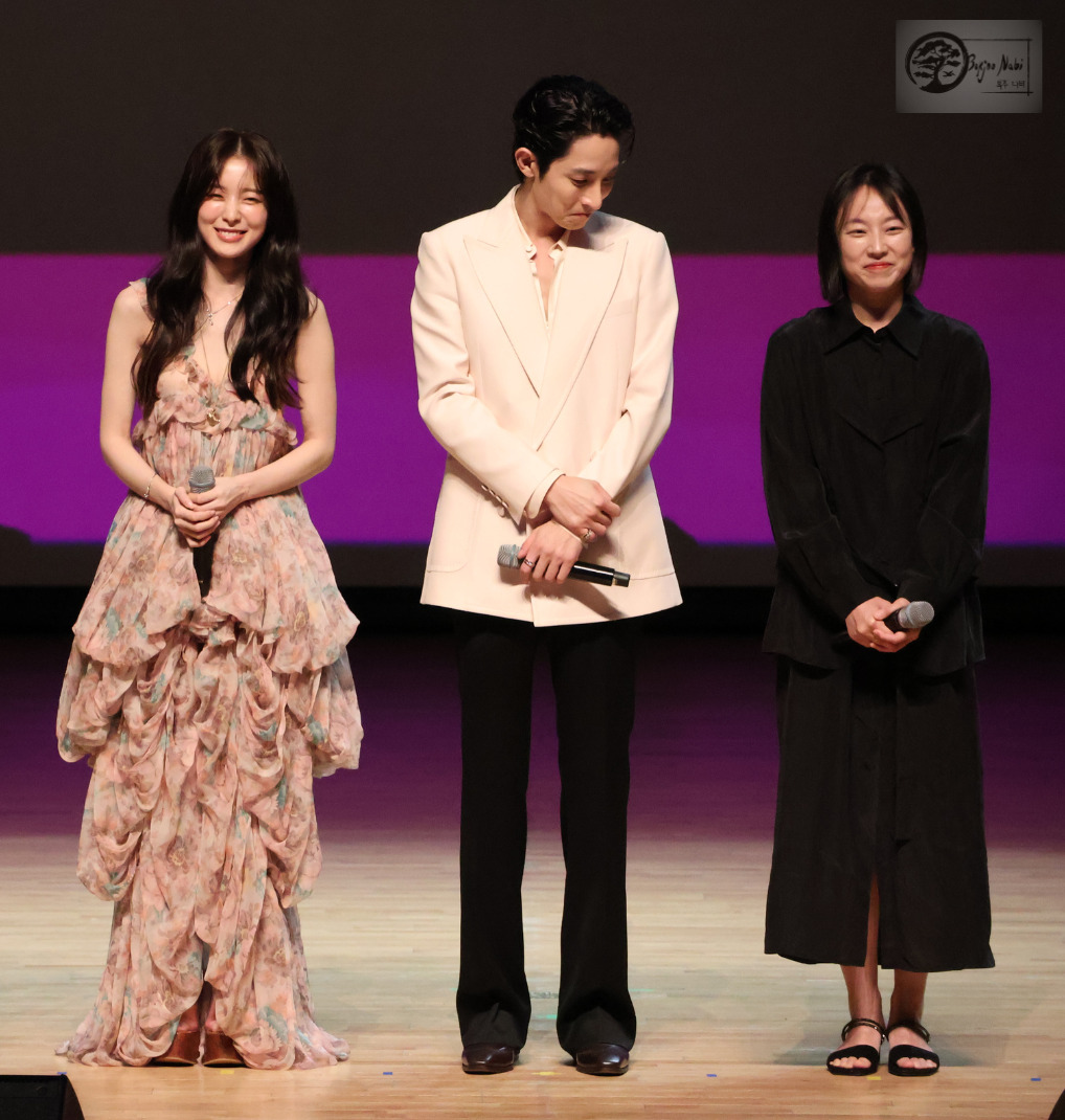 Arin, Lee Soo-Hyuk et la réalisatrice Ahn Ju-Young sur la scène de Busan pour Canneseries, avant la projection. Photo par Marion Pichardie