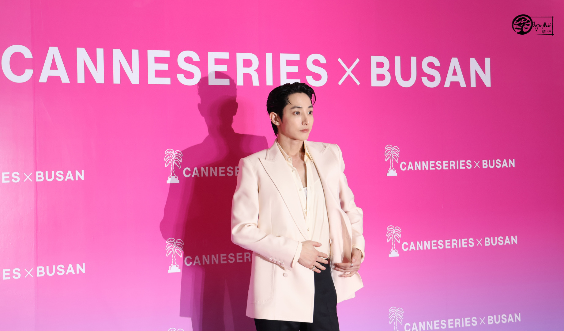 Lee Soo-Hyuk sur le tapis rose à Busan pour Canneseries. Photo par Marion Pichardie.