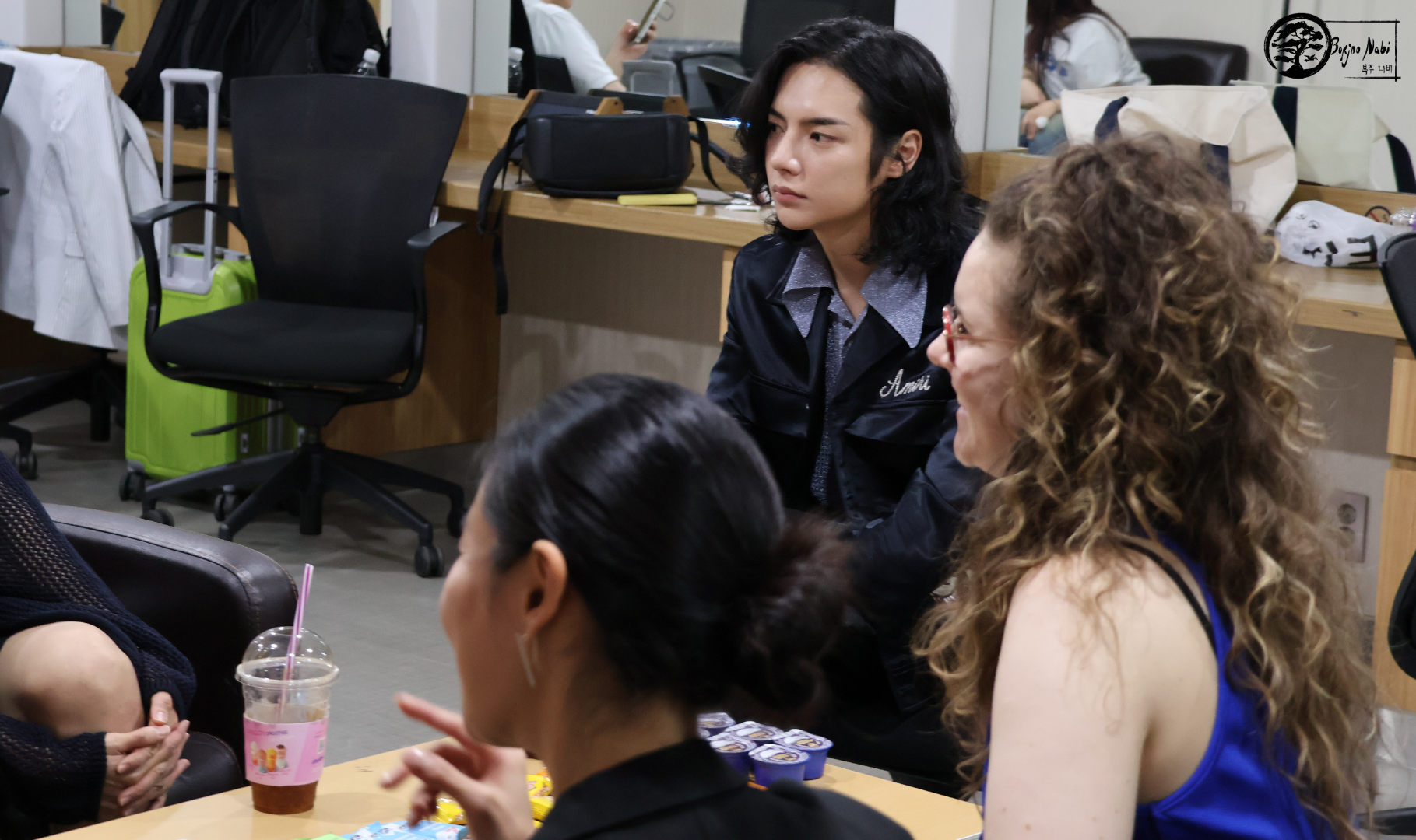 Lors de ma rencontre avec l'équipe de Fasting Love dans les loges à Busan. Photo par Marion Pichardie