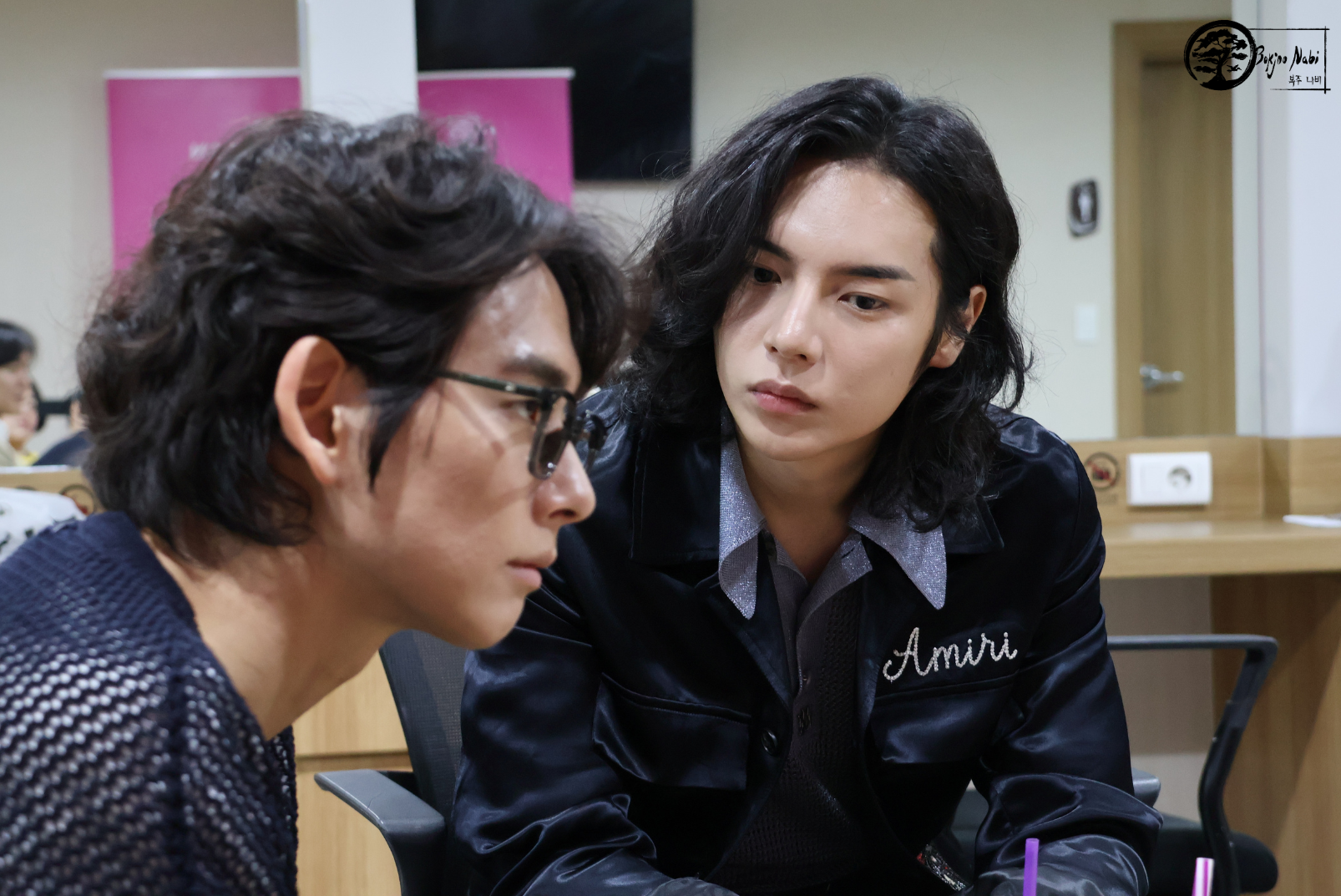 En face, Lee Se-On, à gauche Cho Min-Kyu. Dans les loges lors de notre rencontre. Photo par Marion Pichardie