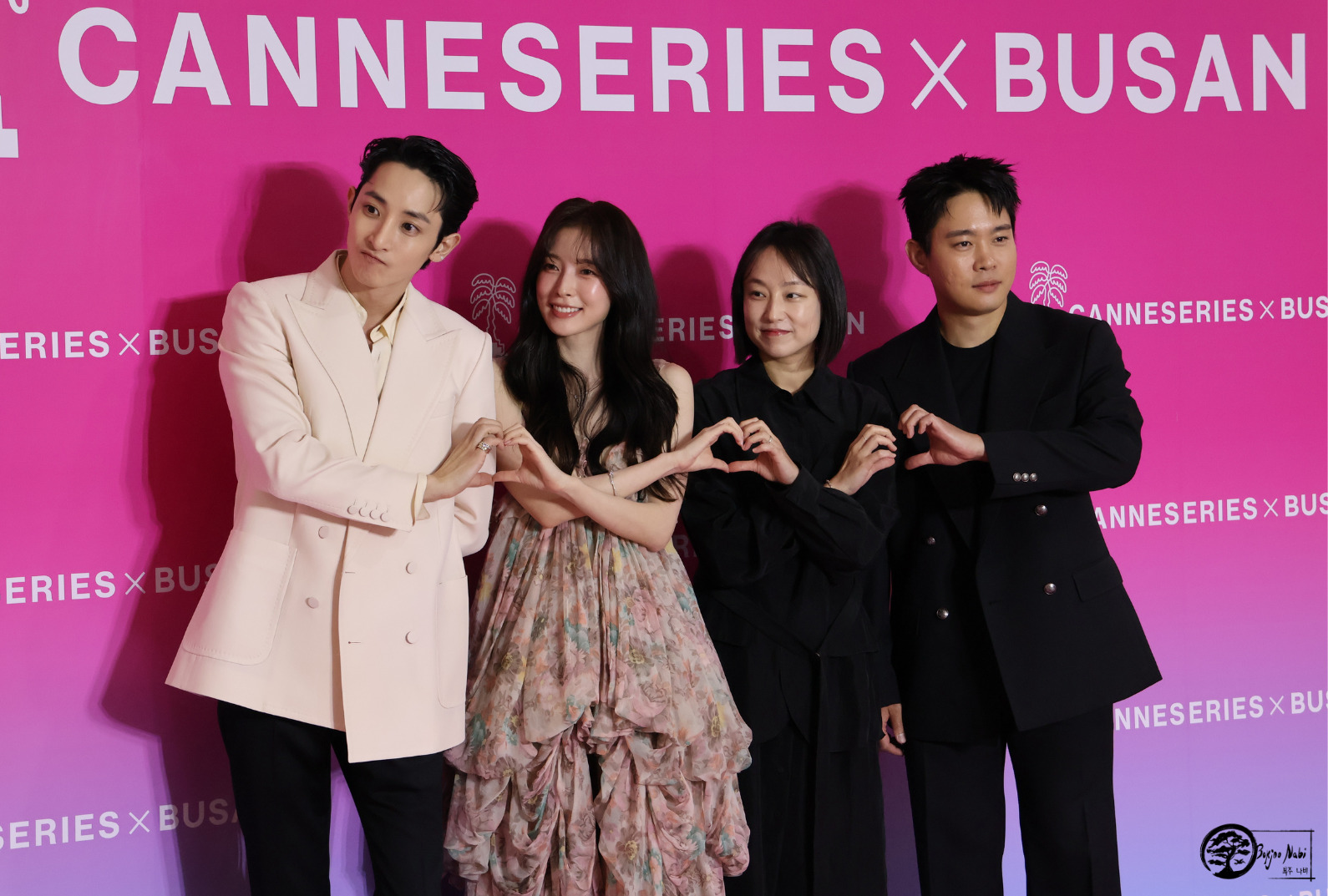 L'équipe de S Line à Canneseries X Busan sur le tapis rose. Photo par Marion Pichardie