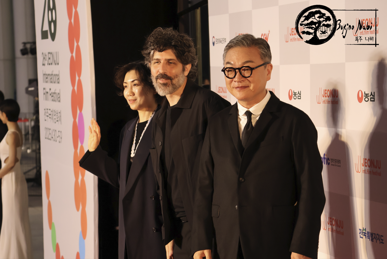 Kim Eui-Sung sur le tapis rouge lors de la cérémonie d'ouverture du Festival International du Film de Jeonju en 2025, avec les autres membres du jury pour la compétition internationale. Photo par Bokjoo Nabi