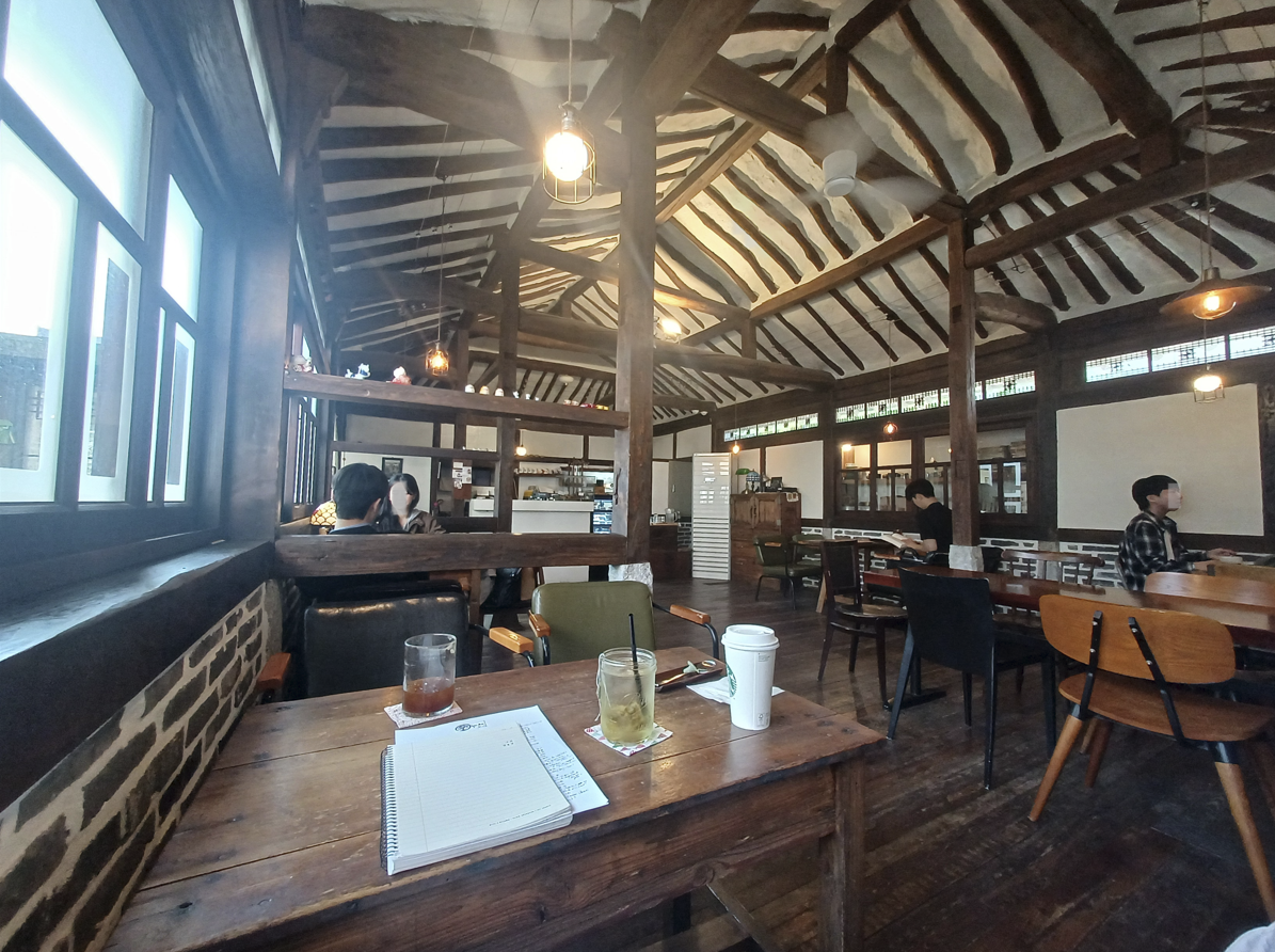 Dans le café Hanok de Jeonju, nos boissons sur la table, prêts à commencer l'interview. Photo par Bokjoo Nabi.