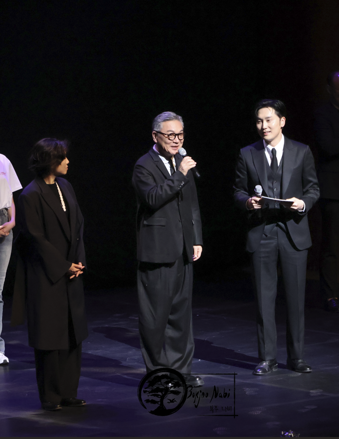 Kim Eui-Sung sur scène, non pour une pièce de théâtre, mais pour se présenter au public de Jeonju à la cérémonie d'ouverture du Festival, où il intervenait en tant que membre du jury dans la compétition internationale. Photo par Bokjoo Nabi.