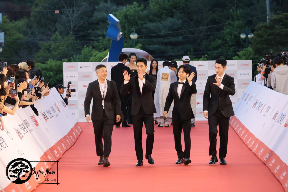 L'équipe de 3670 sur le tapis rouge du Festival International du Film de Jeonju, le jour de notre première rencontre. photographiés par Marion Pichardie, de Bokjoo Nabi. Tous droits réservés.