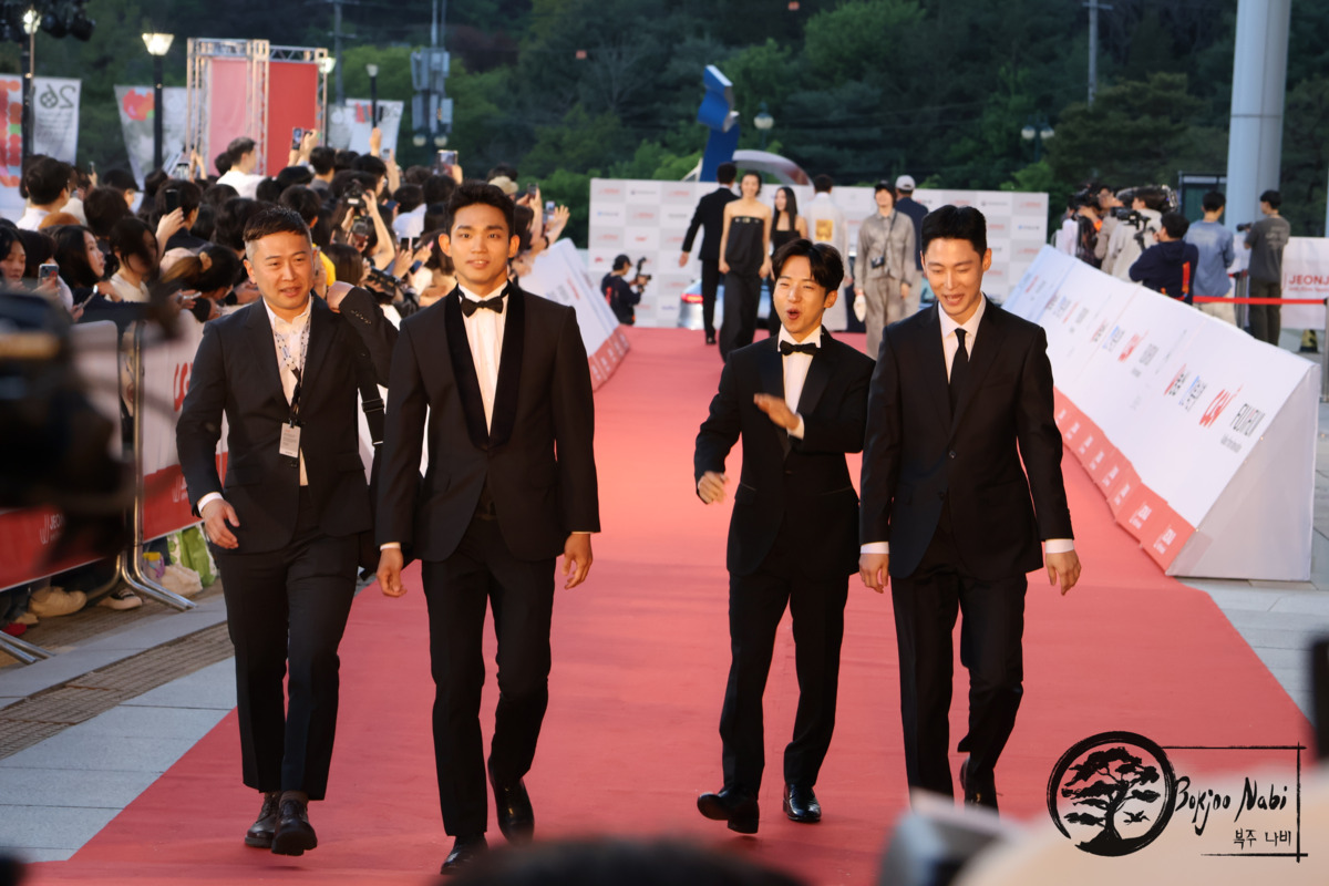 L'équipe de 3670 sur le tapis rouge du Festival International du Film de Jeonju, le jour même de notre première rencontre. Photo par Marion Pichardie, de Bokjoo Nabi. Tous droits réservés.