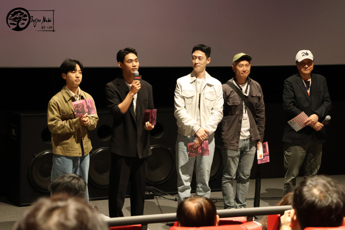 Le réalisateur de 3670 Park Jun-Ho, rencontrant son public avec ses acteurs Cho You-Hyun, Kim Hyun-Mok et Cho Dae-Hee, lors de la toute première projection de 3670 au Festival International du Film de Jeonju. Photo par Marion Pichardie pour Bokjoo Nabi. Tous droits réservés