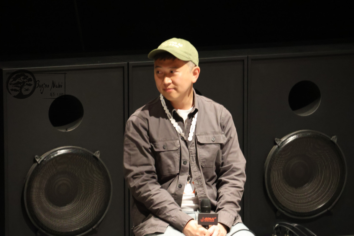 Le réalisateur de 3670 Park Jun-Ho, rencontrant son public avec ses acteurs, lors de la toute premiere projection de 3670 au Festival International du Film de Jeonju. Photo par Marion Pichardie pour Bokjoo Nabi. Tous droits réservés